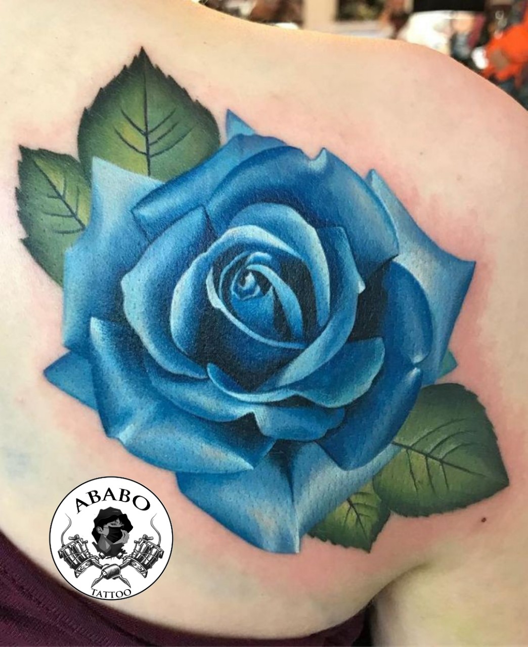 Hình xăm bông hồng xanh thể hiện sự tình cảm độc đáo giữa người yêu và bạn bè. Màu xanh tượng trưng cho sự trung thành và sự chân thành, khiến cho bông hồng xanh trở thành tuyên ngôn mãnh liệt của tình bạn và tình yêu.