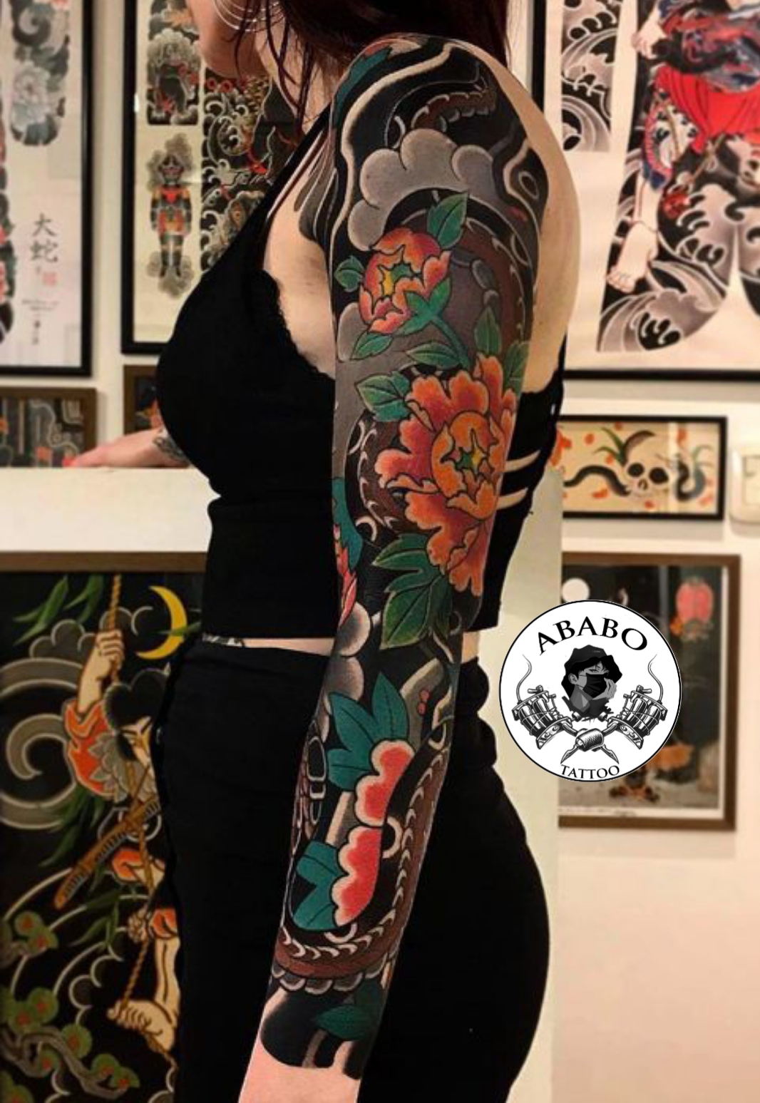 Tattoo hoa mẫu đơn là một hình xăm phổ biến và được yêu thích nhất trên thế giới. Những chi tiết tuyệt đẹp của hoa mẫu đơn được tái hiện trên cơ thể bạn, tạo nên một hình xăm đơn giản nhưng rất ấn tượng và đẹp mắt.